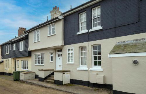 3 The Coastguards, Thorpeness - Only a stones throw from the Beach and very close to famous boating Meare, Country Club and Golf Club - Aldeburgh Coastal Cottages - Foto 36