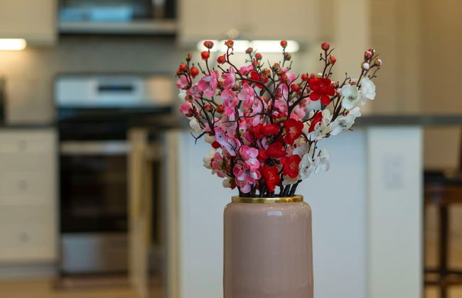 Luxurious Ontario Townhouse Ideal Family Retreat - Photo 5