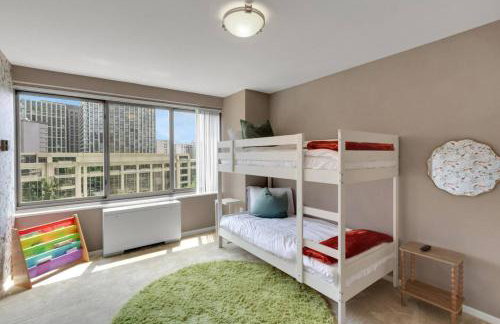 Large 3 bedroom Family Suite, Private Balcony, 5 min to DCA, Gym, Pool and more! - Photo 5