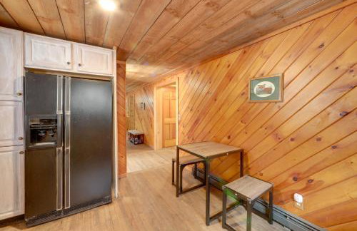 Love Shack Retreat Cabin with Deck and Yard! - Foto 12