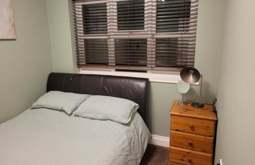 Detached luxury 5 bed house, lanscaped garden, fire pit, parking, can sleep families or workers - Foto 26