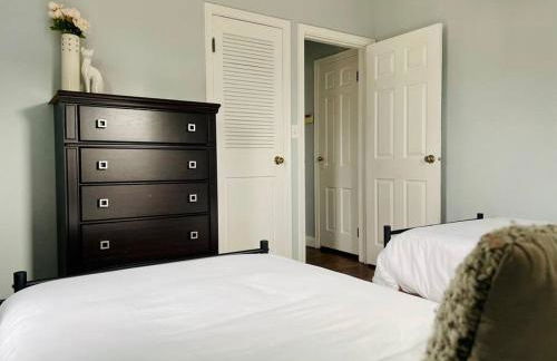 Green Roof Inn - Centrally Located 2BR/1BA Home - Foto 16