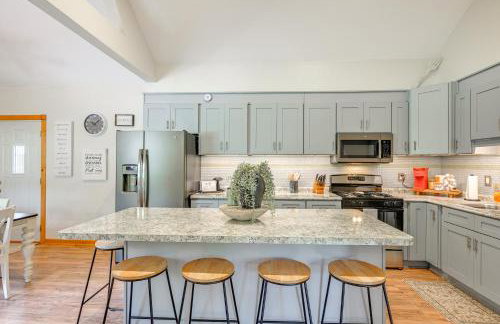 Private Hot Tub, Deck! Group Getaway in Friendship - Foto 8