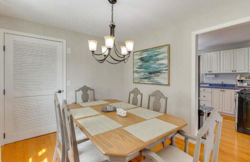 Walk to Beaches Sunny East Haven Home with Grill - Foto 9