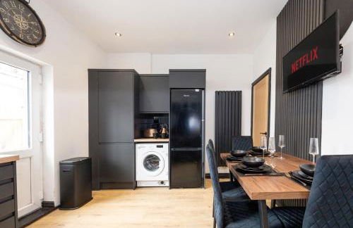 Midnight Manor Cinema Room, Fast WiFi, Ideal for Short & Long Stays - Foto 7