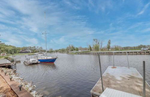 Waterfront Home with Dock Sleeps 8 - Foto 48