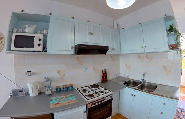 Blue House Beach Apartment - Sleeps 4 & Balcony - Photo 4