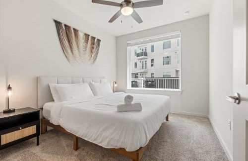 Poolside Luxury 1BR w Private Patio - Photo 18