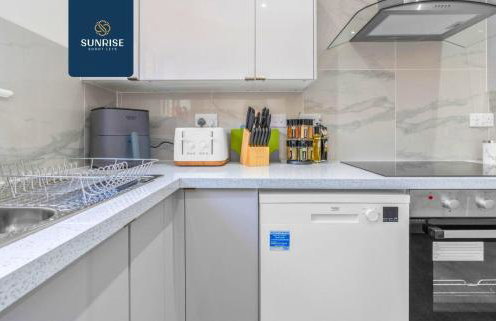 L1 - INVOICE and REDUCED PRICE only via SUNRISE SHORT LETS DUNDEE, Large 4 Bedroom House with 6 Beds and 3 bathrooms, TVs in each room, Free Parking, Fully Equipped, Local Amenities, Easy Ring Road Access, Special Rates and ONLY 9 Mins to STANNERGATE Port - Foto 12