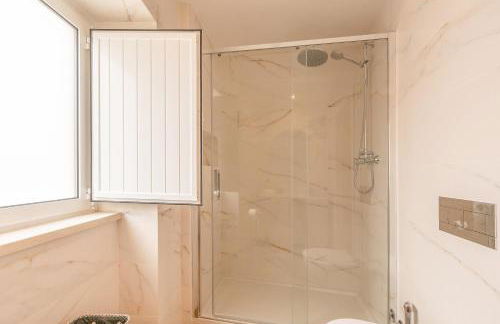 Vila Amorim - Stylish 4BR Home with Jacuzzi - Foto 29