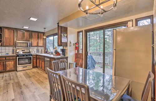 Woodsy Twin Peaks Getaway with Hot Tub and Views! - Foto 13