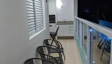 Apto completo com varanda gourmet a 50 mt da praia - Foto 2
