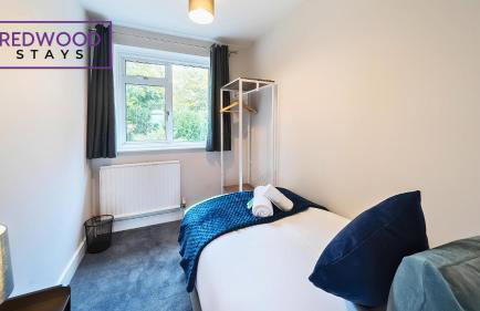 3-Bedroom Serviced House, Free Parking for 2 Cars, Free WiFi By Redwood Stays - Foto 14