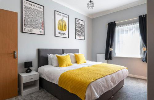 2BR 2BA Apartment - Emperor Beds - Free Parking - Near LGW Airport - Photo 1