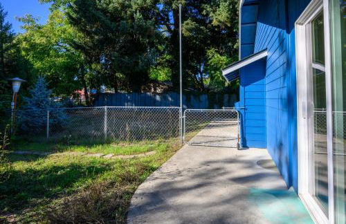 Blue House - private 2 bed, 2 bath home with garage - Photo 37