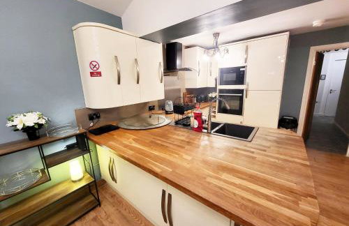 Modern 3-Bed Family Haven wFree Parking - Foto 12