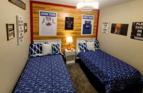 King Bed In Main Floor - Downtown Vacation Rental - Foto 20