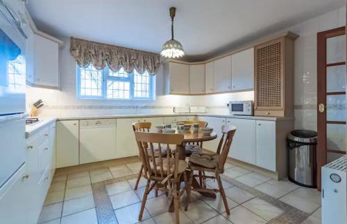 Tudor Style Seafront Home Sea Views Shoebury - Pass the Keys - Foto 13