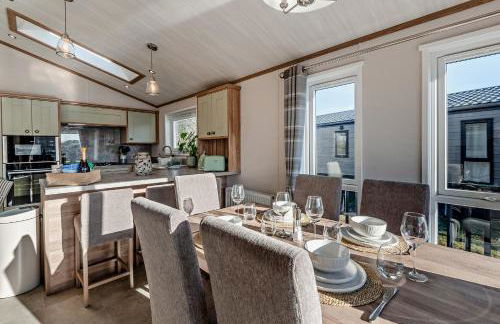 Kingfisher Lodge - Lakeside Lodge With Hot Tub - Foto 50