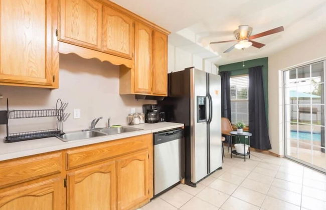 McAllen Majesty 4BR w Pool and Comfort - Foto 25