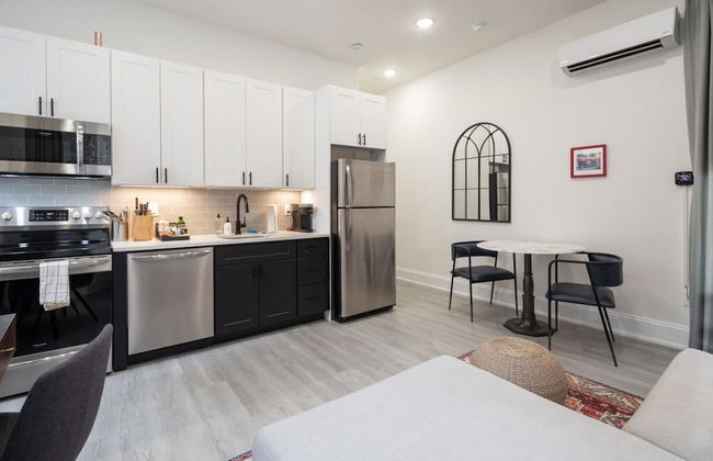 Sosuite Bay Window 1BR Apt w W/d, Desk - Photo 24