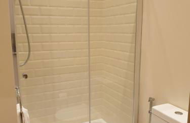 London Luxury Apartments 3 Bedroom Sleeps 8 with 3 Bathrooms 5 mins Walk to tube station free parking - Foto 17