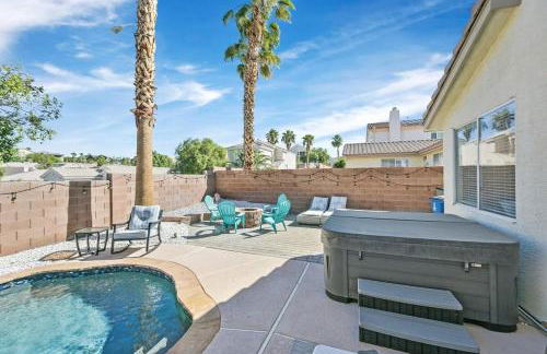 Stunning 4BR Getaway w Pool, Hot Tub, & Firepit - Foto 26
