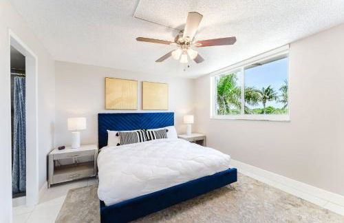 Across from Beach | Balcony • Pool • Parking • 2BR - Foto 22