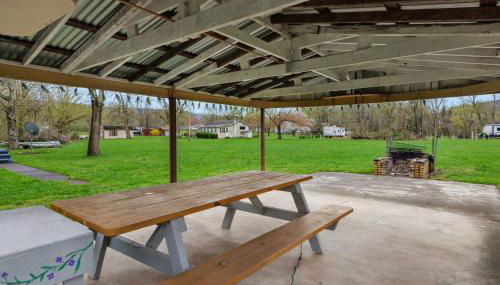 Riverfront Cabin Wood Stove Fire Pit & Grill - Foto 4