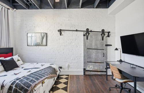 The Raven - 2nd Floor South Wing - Photo 45