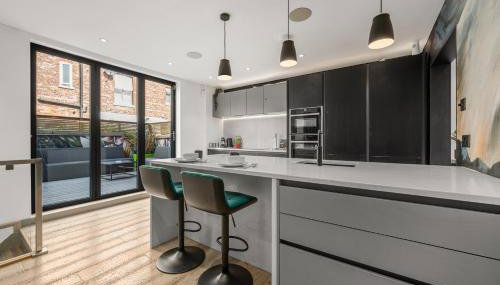 West Didsbury Retreat l Cinema l Sleeps 8 - Foto 3, stove, dishwasher