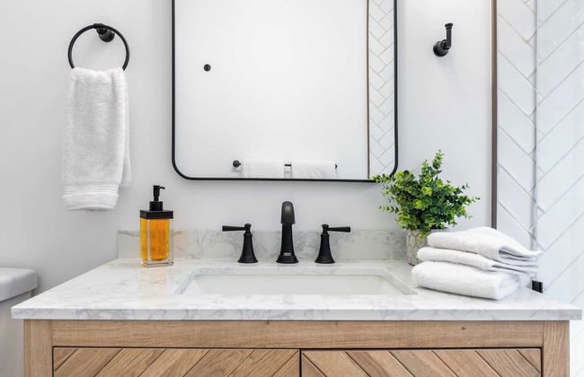 Charcoal Chalet by Avantstay A+ Design w/ Firepit - Foto 18