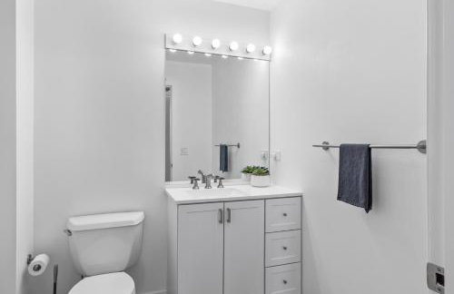 Modern Historic Loft 19ft Ceilings, Gym, Heated Parking, Skyline Views, Balcony - Foto 48