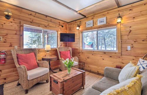 8 Mi to Saddleback Ski Area Cabin with Fire Pit - Foto 7