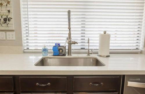 Cozy home with pool, fire table, BBQ, RV parking - Foto 12