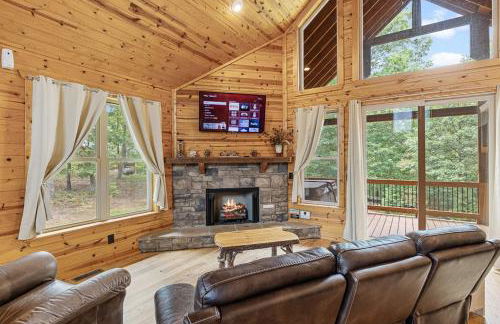 Romantic Cabin w Rain Shower & Spa Tub - Photo 10