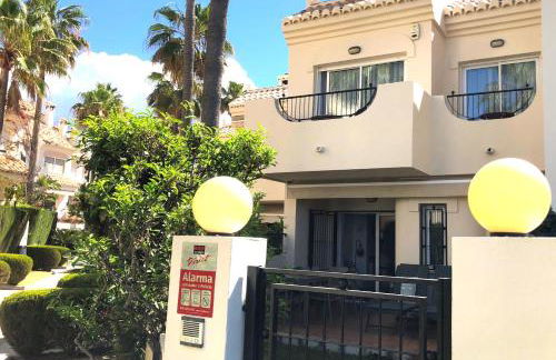 STYLISH TOWNHOUSE IN BEACHFRONT COMPLEX - Photo 22