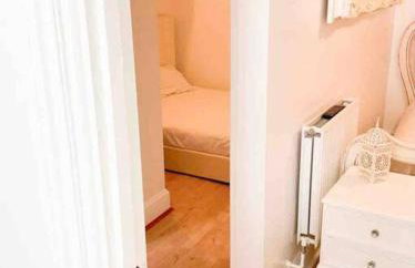 Lovely Two Bedroom Apartment, with private garden! - Photo 4