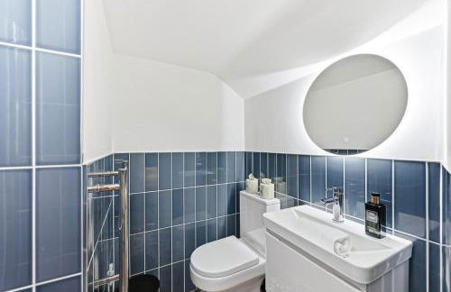 Unique 5 Bedroom 4 Bathroom House with Self-Contained-Studio - Excellent Location - Pool Table, Super-Fast Wifi, Smart TV and Self-Check-In by Yoko Property - Photo 50