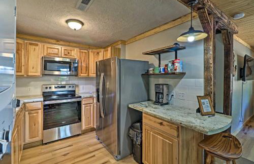 Cozy Cabin with Backyard Oasis 11 Mi to Marina - Foto 10