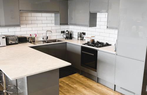 25 Breakwaters - Beach Hut is Included with this Pet Friendly Lux Apartment with Balcony, Stunning Sea Views over to Culver Cliffs & Free Parking - Photo 5