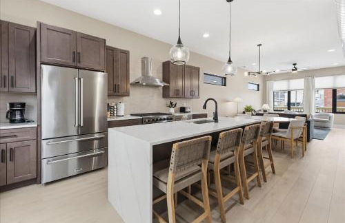 Brand New 5BR house & Carriage House near Downtown - Foto 1