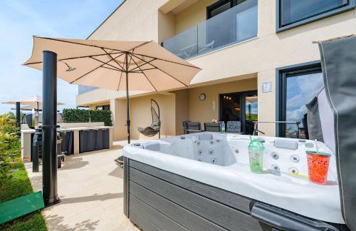 Mediterranes und modernes Apartment mit Jacuzzi, Waschmaschine, Grill - Photo 28