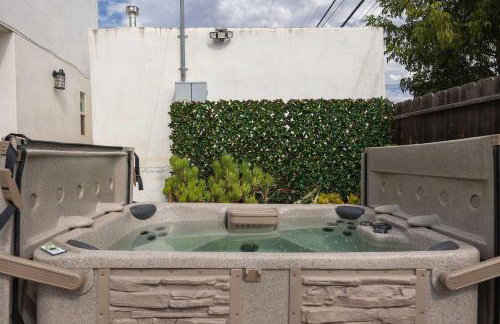 Central Location Gym Hot Tub Villa - Photo 8