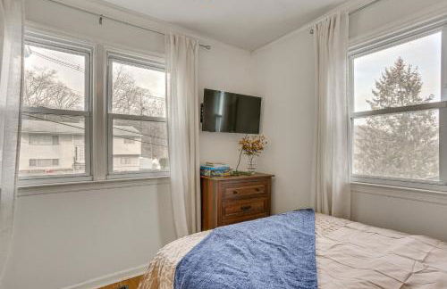 Walk to Lake Hopatcong Vibrant Home with Deck! - Foto 19