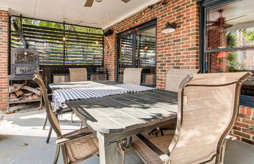 4,100-Sq-Ft Gem with Pool Table and Yard in Raleigh - Foto 30