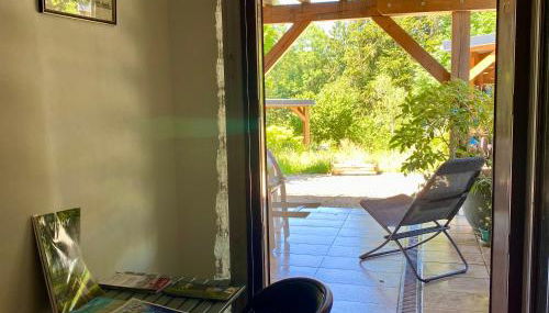 Charmant F1 avec terrasse et vue sur jardin arboré - fraicheur naturelle du rez de jardin - parking - Foto 2