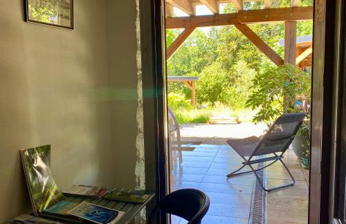 Charmant F1 avec terrasse et vue sur jardin arboré - fraicheur naturelle du rez de jardin - parking - Foto 2