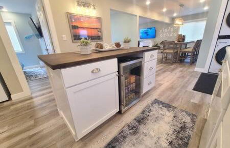 Stunning Lake Home w arcade and huge deck - Foto 35