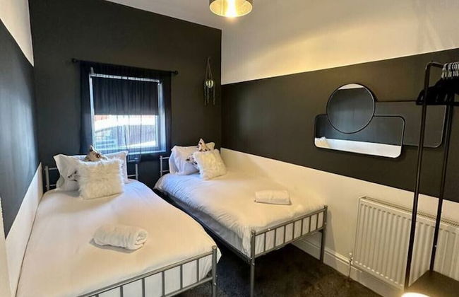 Large Five Bedroom Home with parking - Foto 2